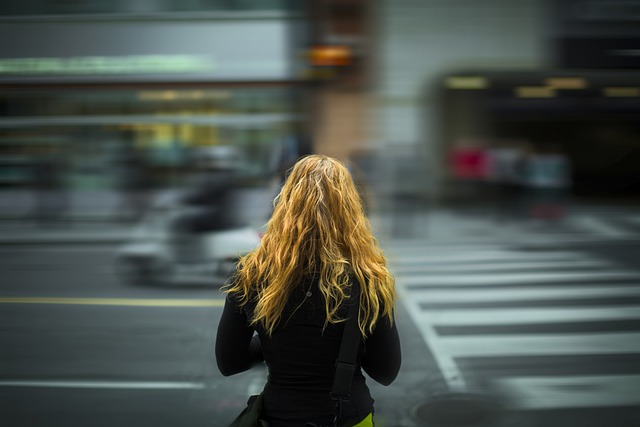 女性　横断歩道