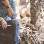 独りでいる男性