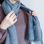 マフラーを巻く女性