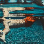 水中に漂う男性