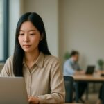 静かな職場で働く女性