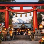 初詣の鳥居と神社の画像